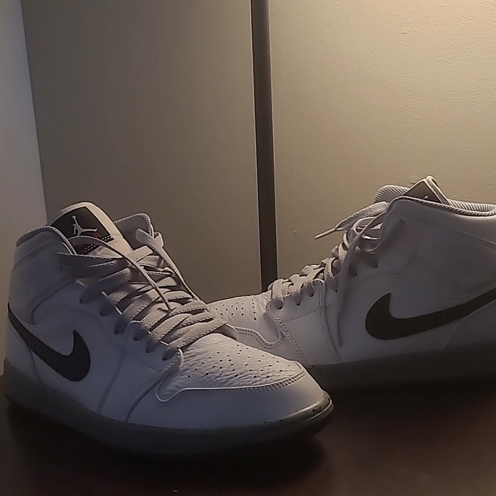 Jordan 1 mid white/black/grey pepper